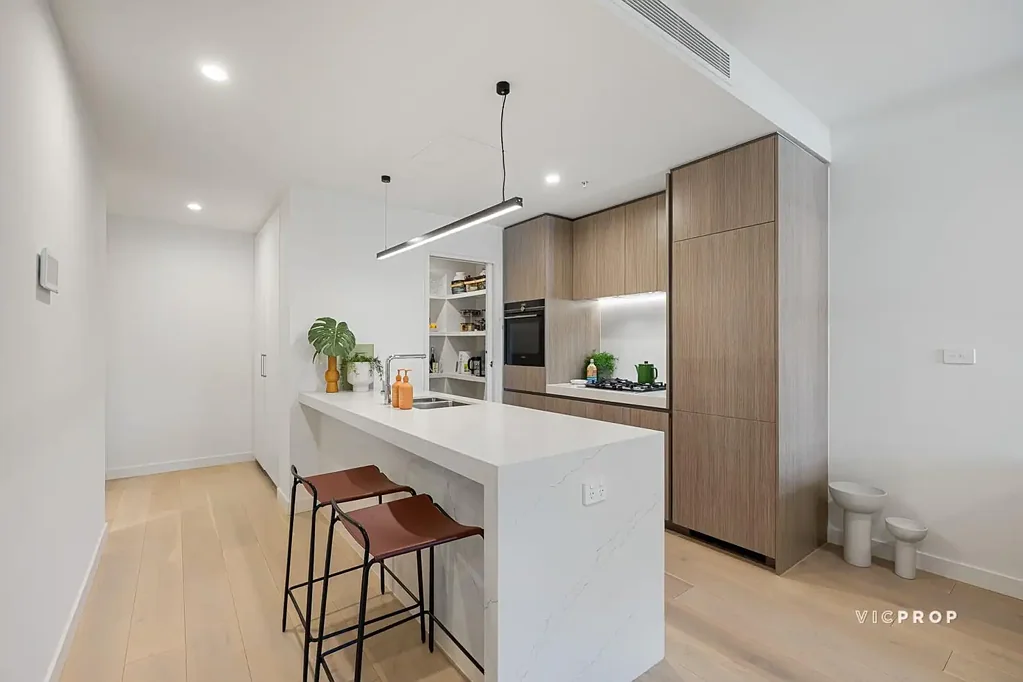 Hawthorn 2房 尊贵复合体二楼 2卧2浴 奢华北向采光 流畅设计 
绿树社区 近Glenferrie Road 
步行城市交通 顶尖学校 斯威本科技大学 
阳光杰作 开放布局 精巧厨房 
高品质西门子电器 遮盖露台 
双人淋浴 隐藏式水箱 
Rothelowman设计 学习角落 安全停车 
健身房 慢跑道 按摩池 桑拿 
Glenferrie Primary School学区 Spacious Retreat with Unrivalled Resort-Style Luxury