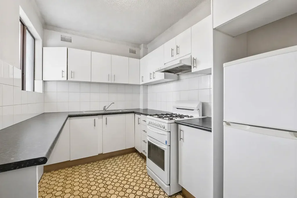 Rockdale 2房 宽敞公寓，带三个阳台，位于便利的 Rockdale Spacious Apartment with Three Balconies in a Convenient Rockdale Location