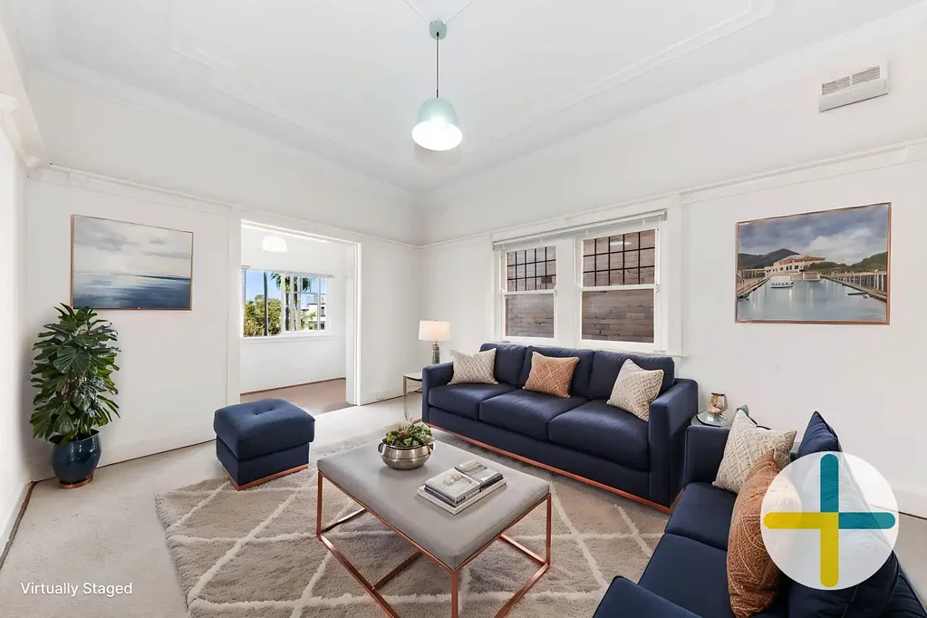 Spacious with Art-Deco Charm, Shops and Station at Your Doorstep
