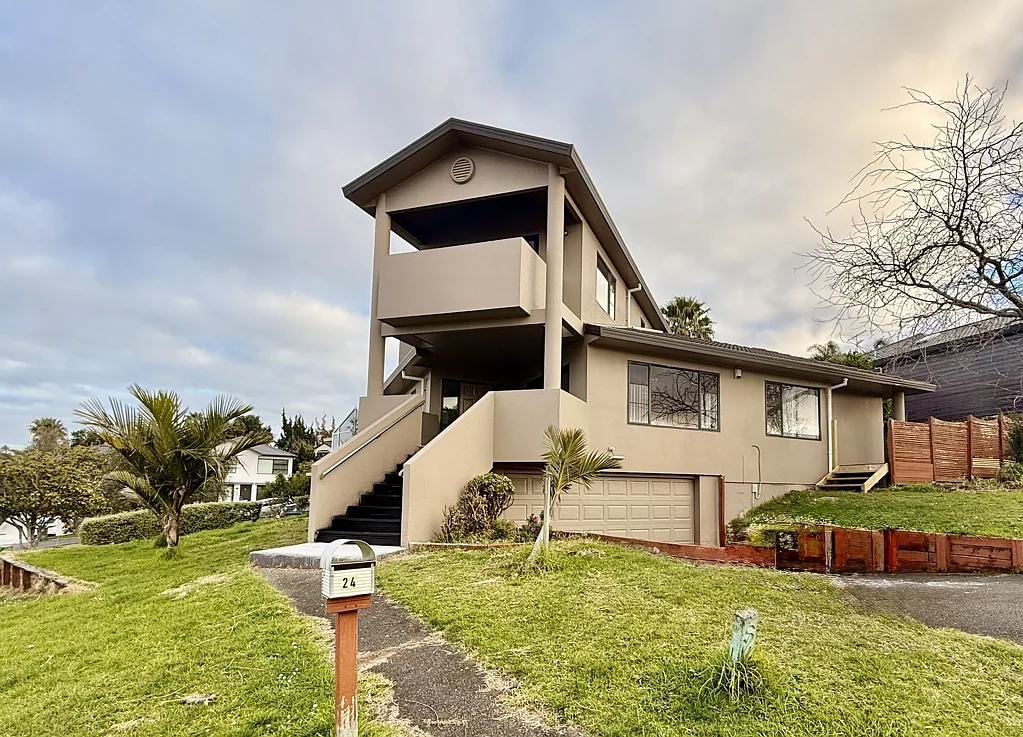 Sunny Family Home in Unsworth Heights