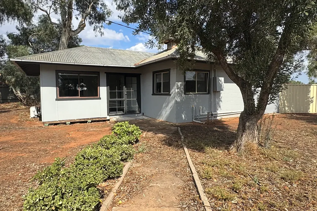 Close to Murray River, shops and primary school