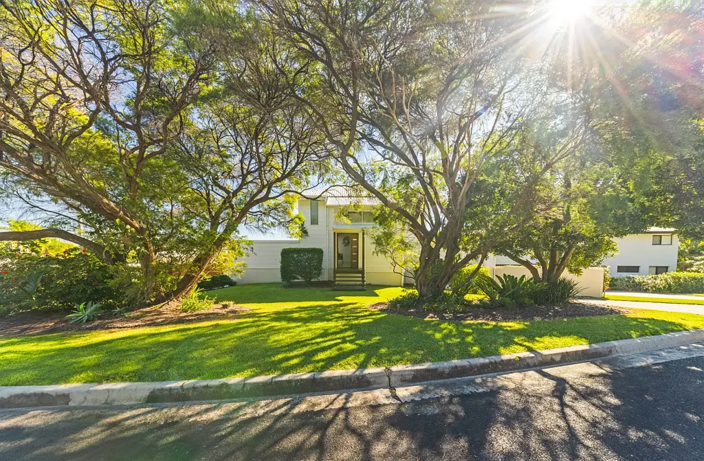 Rainbow Beach 4 Bedroom 3 Levels | In-ground Pool | Boat and Caravan Storage | 4 Car Accomodation| Waterviews