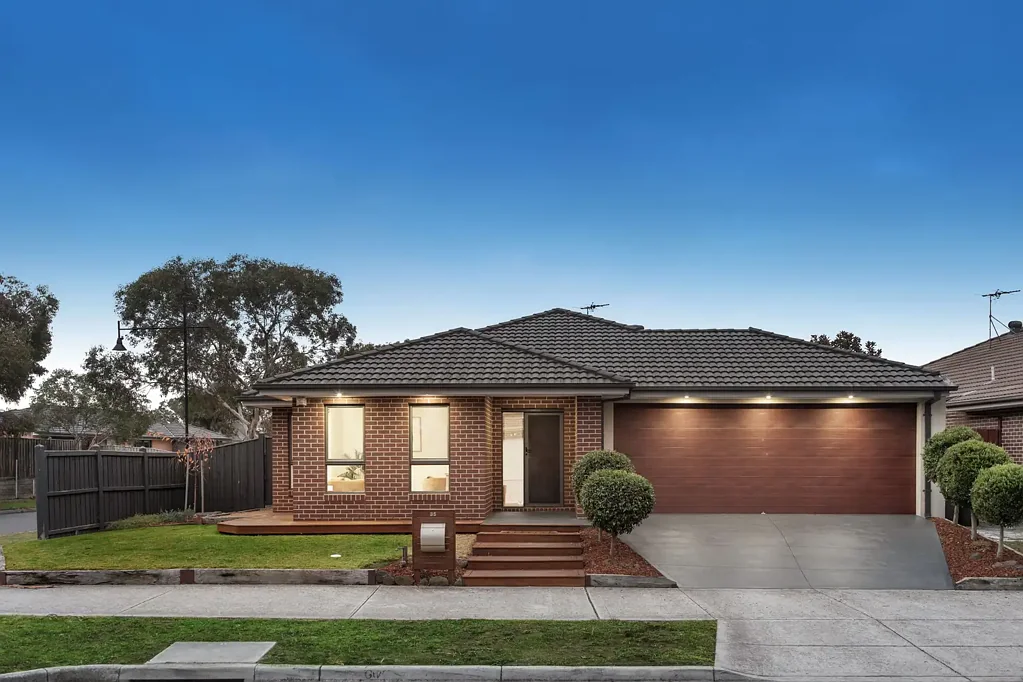 Doreen 3Moenga Proudly contemporary in parkland precinct