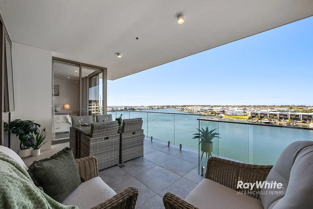 Newport 2房  尼港的豪华水上副顶层公寓生活  Luxury Sub-Penthouse Living In Newport's Premier Waterfront Position