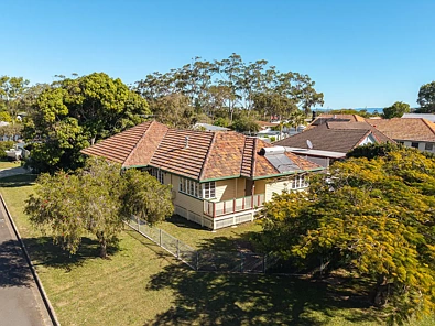 Redcliffe 3房 无洪涝街角地块，距离海滩仅 700 米 Flood Free Corner Block Just 700m to the Beach