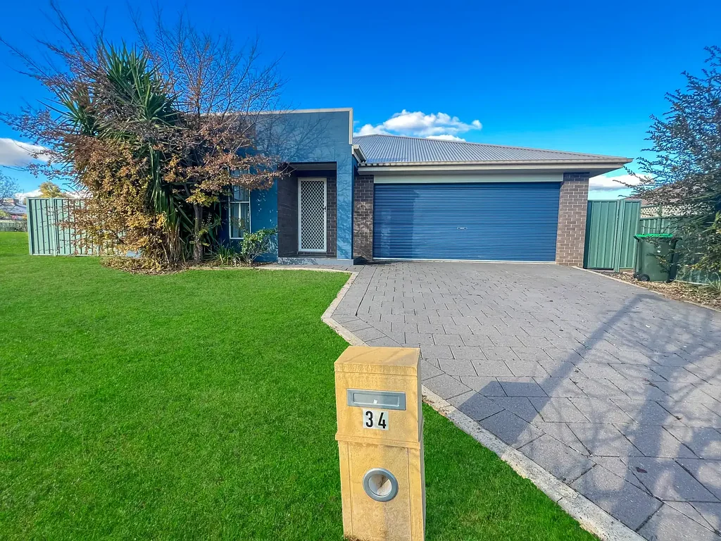 Delightful Family Home In Dalbeattie Crescent
