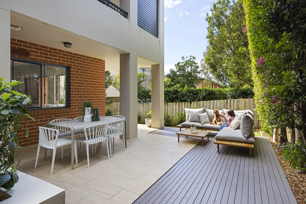 Manly Vale 2 Slaapkamer Oversized Garden Apartment with 216 sqm on title
