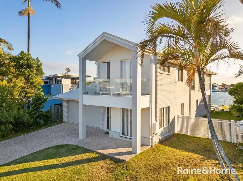 Yamba 5 Slaapkamer Wide Water, Near-New Luxury: The Ultimate Waterfront Opportunity