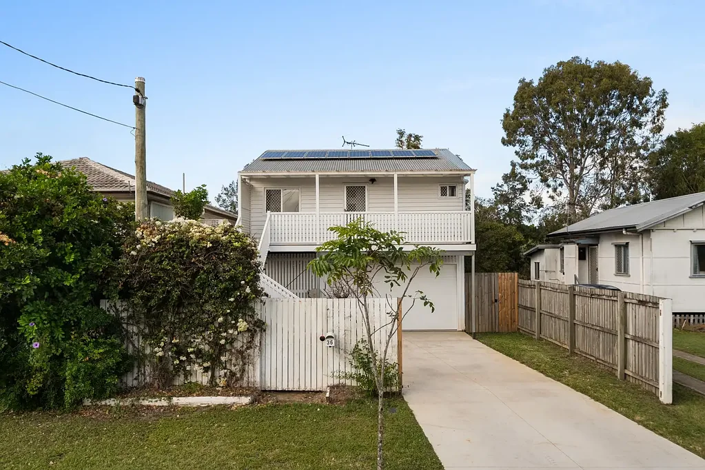 Deagon 2Zimmer Stylishly Updated Home with Expansive Covered Deck