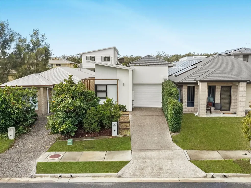 Coomera 3chambre Modern Low-Maintenance Living in a Prime Coomera Location
