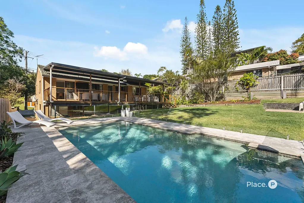 Holland Park West 5房 708㎡全幅地 五卧四卫 气派泳池 现代厨房 四车车库 邻近名校 Renovated Family Entertainer with Pool on 708m² in a Premier Holland Park West Location