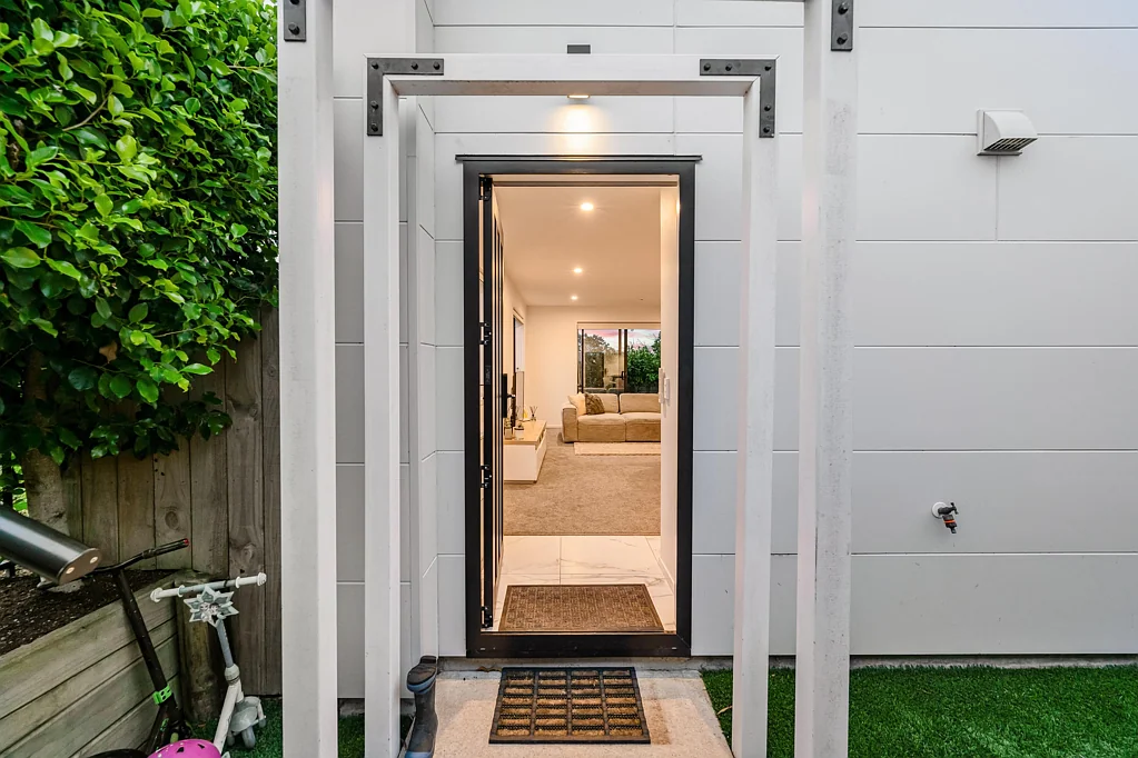 Te Atatu South 2બેડરૂમ Reserve-Side & Ready to Impress