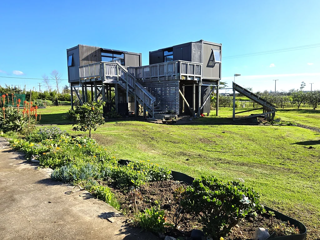 Dargaville Charming Off-Grid Retreat with Stunning Views
