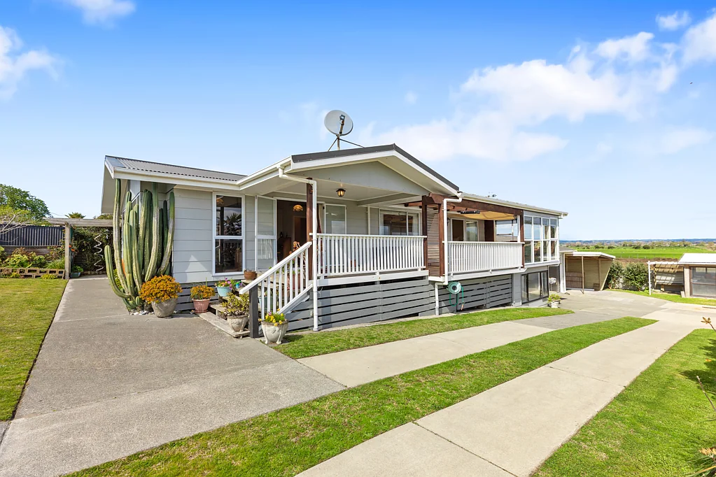 Pukehina 4ਬੈੱਡਰੂਮ Beach, Garages, and so much more!