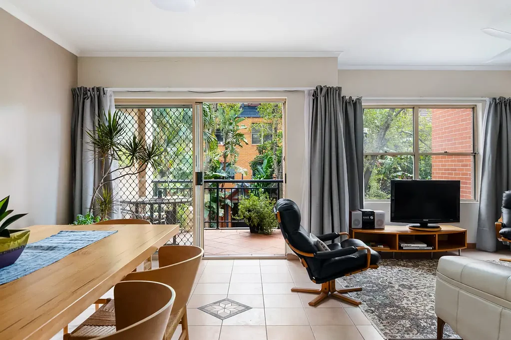 Dulwich Hill 2房 北向阳台 110㎡公寓 花园环绕 杜里奇山轻轨近 阁楼车库 独立餐客区 North-facing sanctuary in resort-style complex