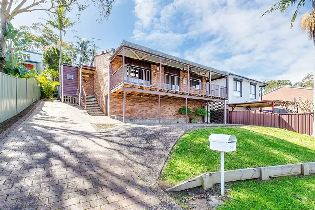Arcadia Vale 3 Bedroom AFFORDABLE LIVING IN A QUIET LAKESIDE LOCATION!