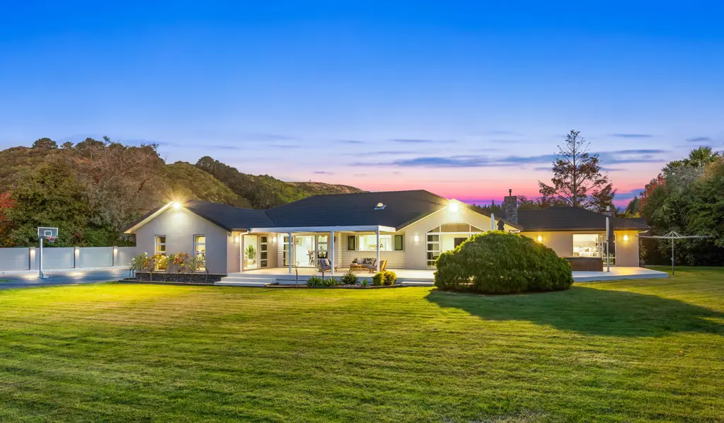 Raumati Beach 4 Bedroom Rendered Brick Luxury | Resort-Style Elegance