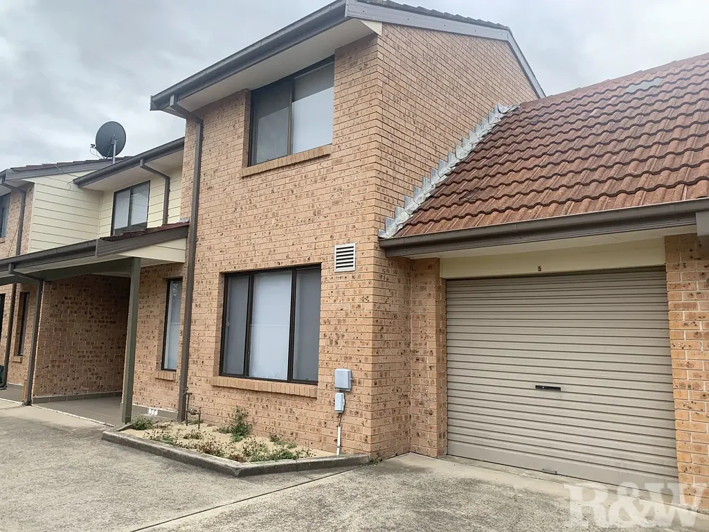 Tidy 2 bedroom Townhouse In a Great Location!!