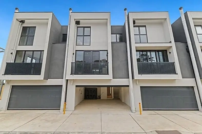 Nunawading 3房 3 卧 · 3 卫 · 2 车位 3 Bed · 3 Bath · 2 Car