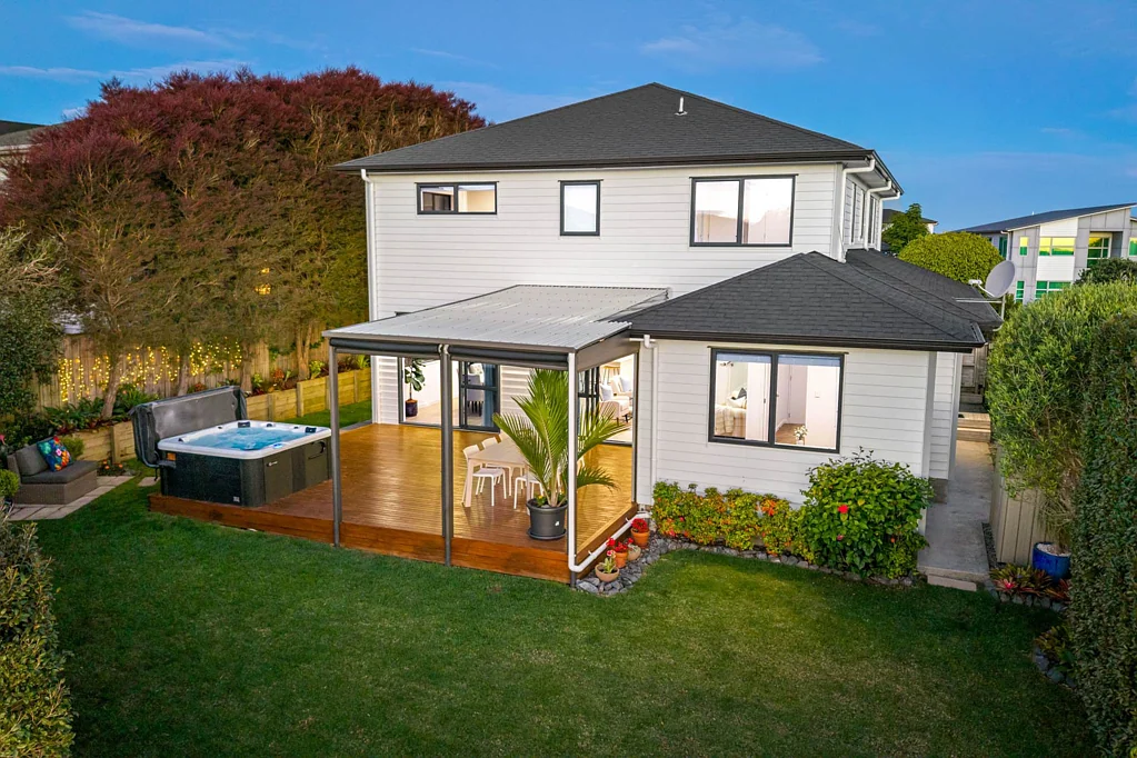 Orewa 5房 房东已换小，急售不等人！带spa+HRV，学区优质！ STOP THE SEARCH – VACANT & READY TO MOVE IN!