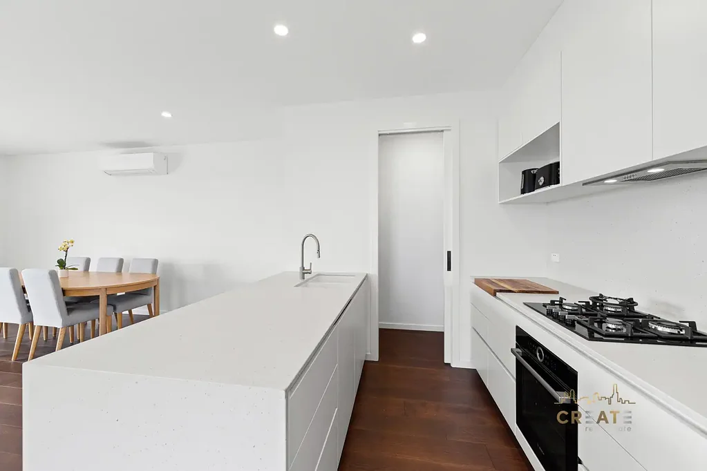 Sunshine North 3 Bedroom LUXURIOUS NEAR-NEW TOWNHOUSE IN PRESTIGIOUS SUNSHINE NORTH