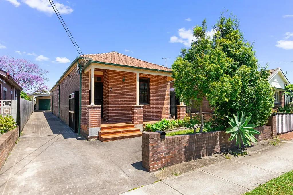 SPACIOUS FAMILY HOME + DOUBLE LOCK UP GARAGE