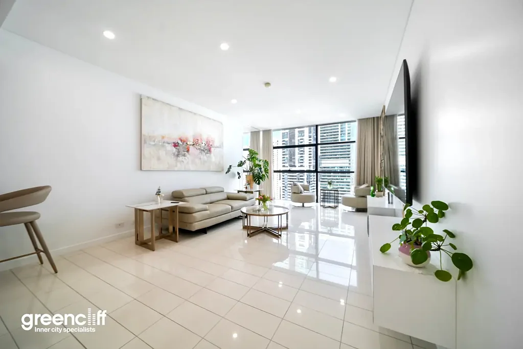 Sydney 2房 34层城市景观 部分翻新全家具 现代厨房岛台 地下车位6米储物 50米泳池健身房 Elevated Two-Bedroom Plus Study with Panoramic City Views