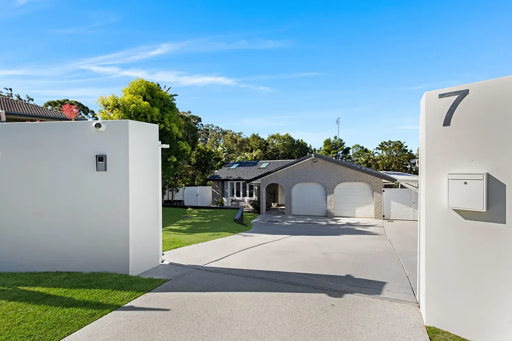 7 Nelson Court, Benowa, QLD 4217