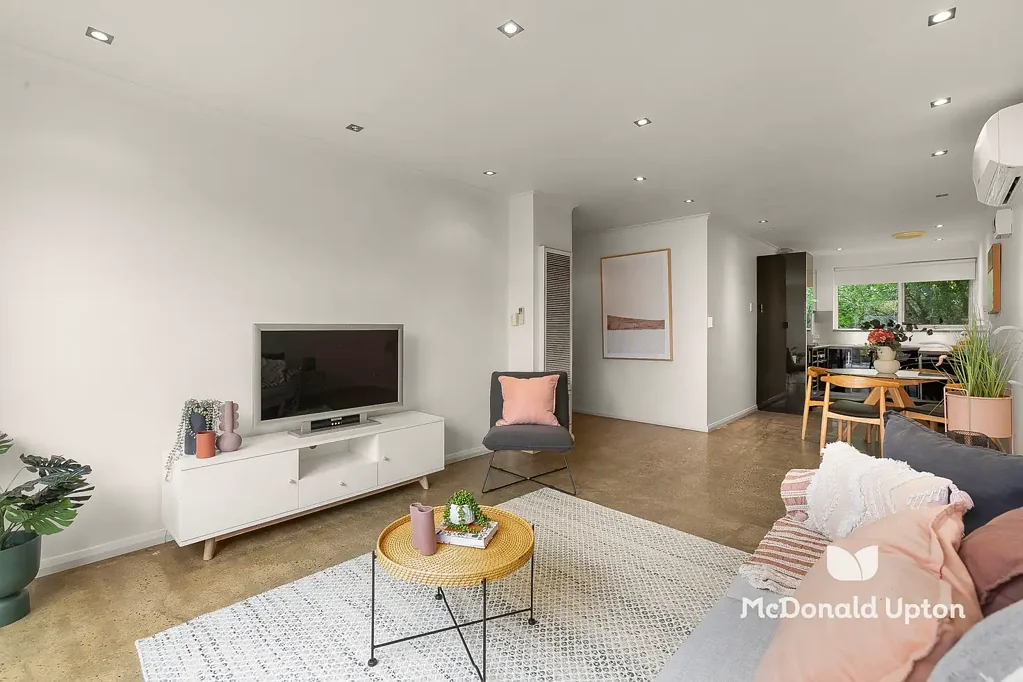 Essendon 2房 Windy Hill优越位置 翻新浴室宽敞卧房 现代厨房自然采光 步行交通购物便捷 Polished Entry Into Popular Windy Hill