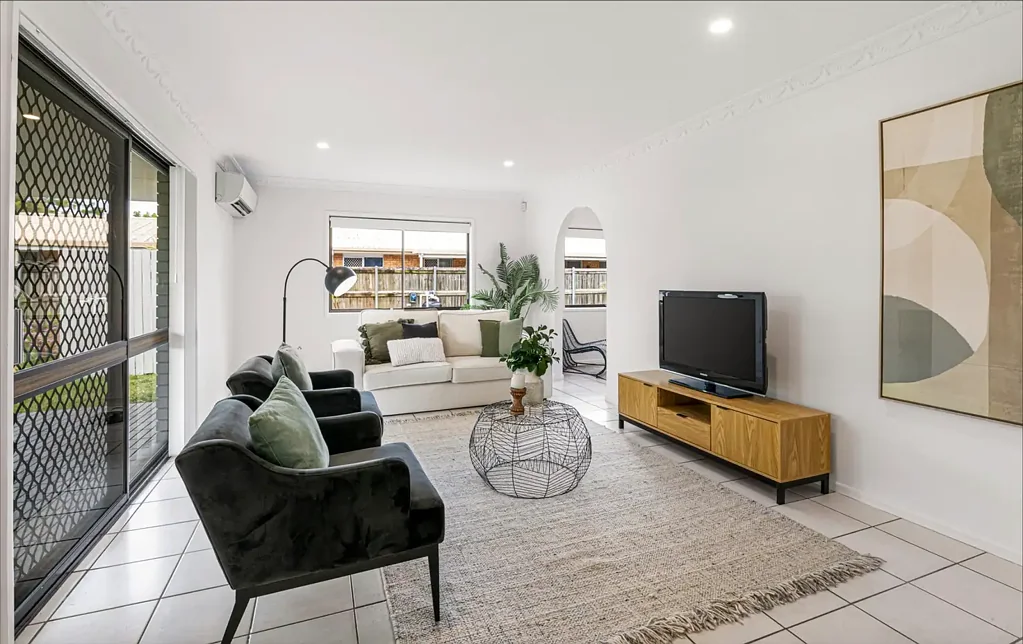 Spacious 5- Bedroom Family Home in Loganlea