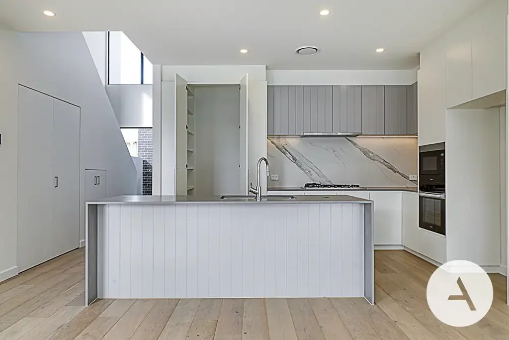 Sophisticated Three-Bedroom Townhouse with Versatile Living Spaces