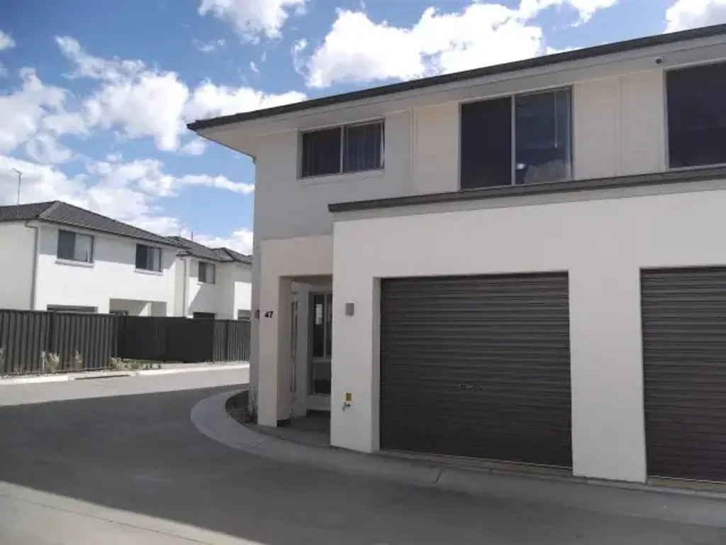 Spacious 4-Bed, 2-Bath Unit with Double Parking – Prime Ropes Crossing Location