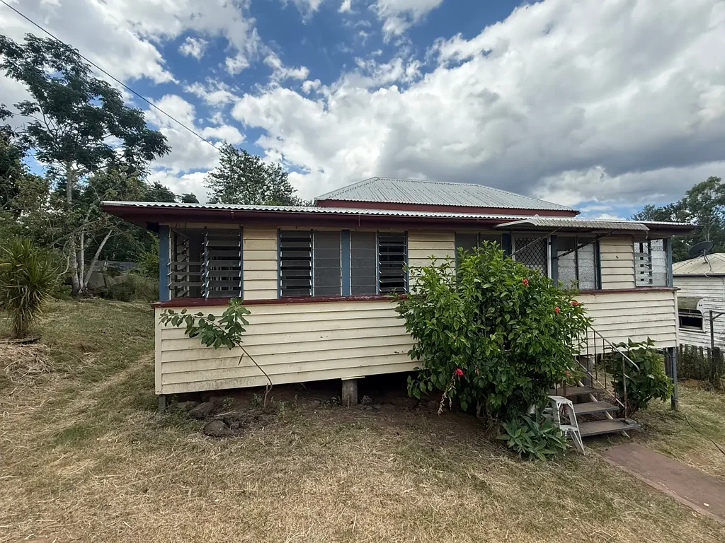 Walterhall 2ਬੈੱਡਰੂਮ 46 Gordon Lane, Walterhall, Qld 4714 -Renovator's Opportunity on Quarter-Acre lot