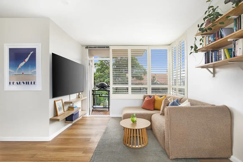 UPDATED ONE BEDROOM APARTMENT WITH CITY VIEWS