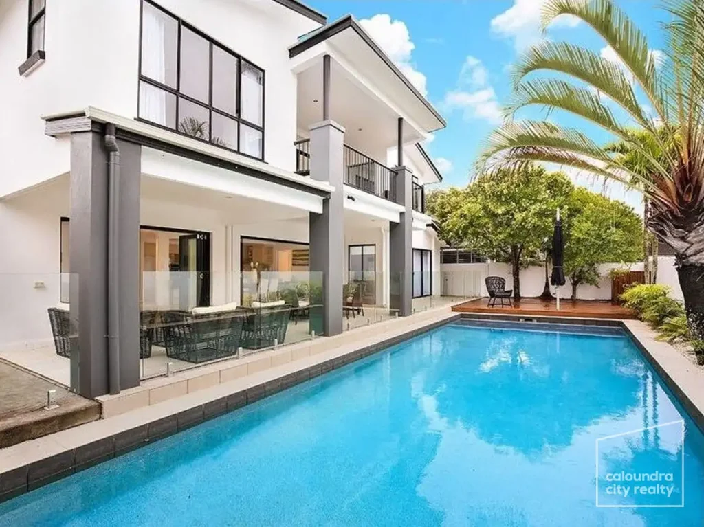 MEGA FAMILY HOME WITHIN WALKING DISTANCE TO THE BEACH