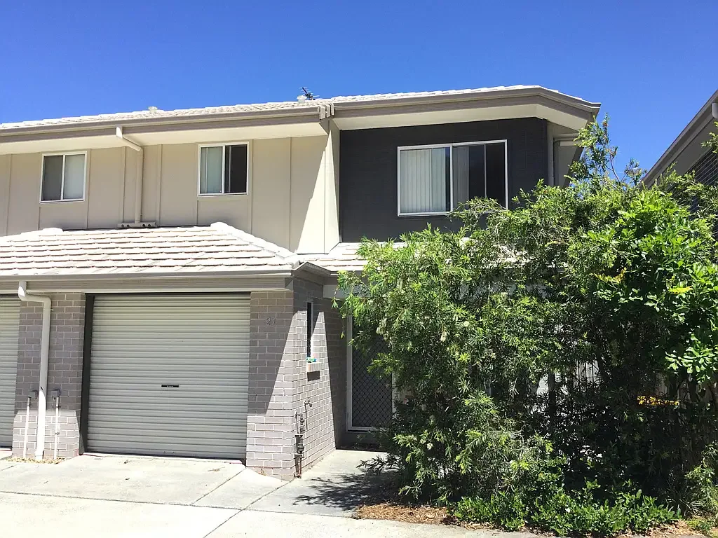 MODERN TOWNHOUSE IN CONVENIENT LOCATION