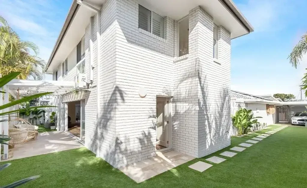 Miami 3 Bedroom Renovated Premium Home with seamless Indoor-Outdoor Flow, 950m to the Beach
