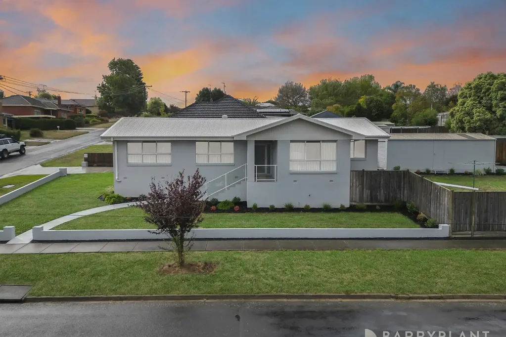Warragul 3Zimmer Stylish Family Haven with Parkside Views & Dual-Dwelling Potential!