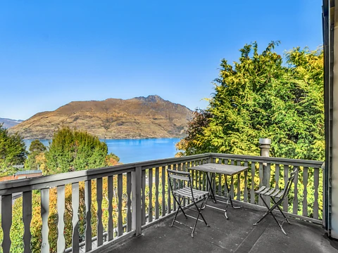 Fernhill/Sunshine Bay 1房  Renovator’s dream with views and potential