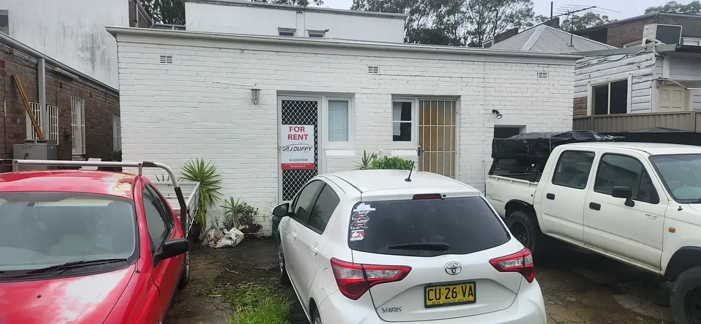 Quiet 1 bedroom sitting unit behind a shop .