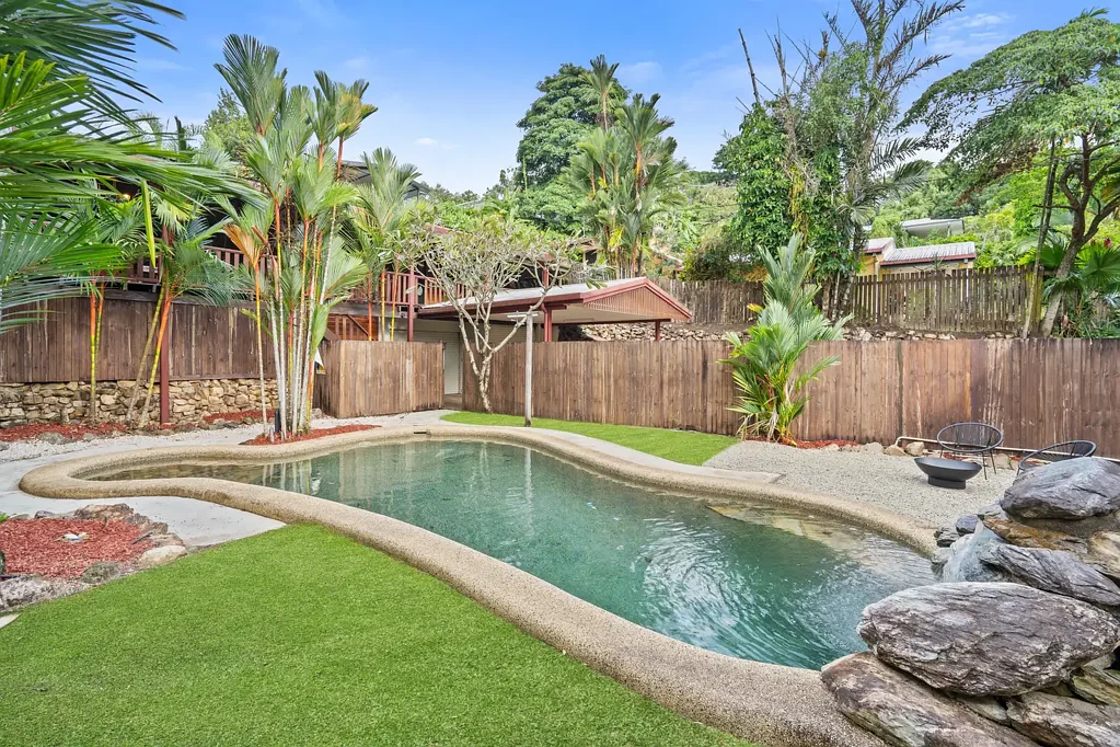 Brinsmead 3chambre Tropical Opportunity with Character, Potential & Views