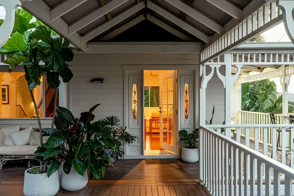 Tugun 4ਬੈੱਡਰੂਮ Classic Queenslander Charm with Ocean Views & Complete Privacy