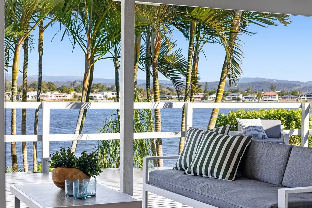 Burleigh Waters 4कमरा A Tranquil and Private Lifestyle Awaits: Tightly Held Lakeside Location