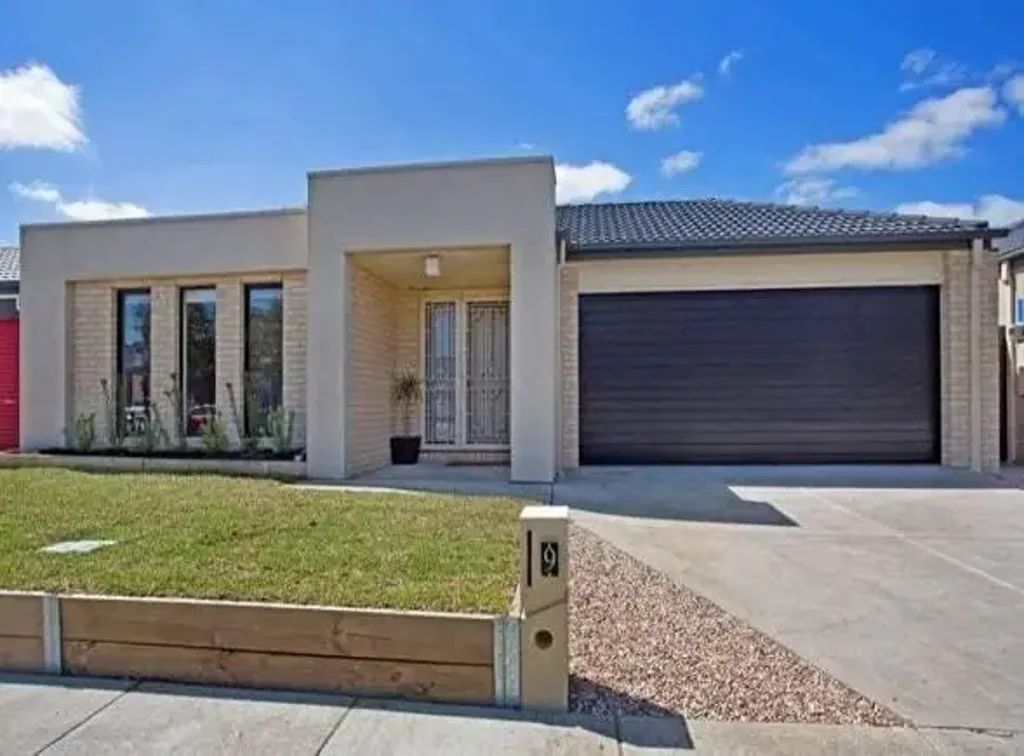 Charming 4-Bedroom Family Home in Manor Lakes - Close to All Amenities!