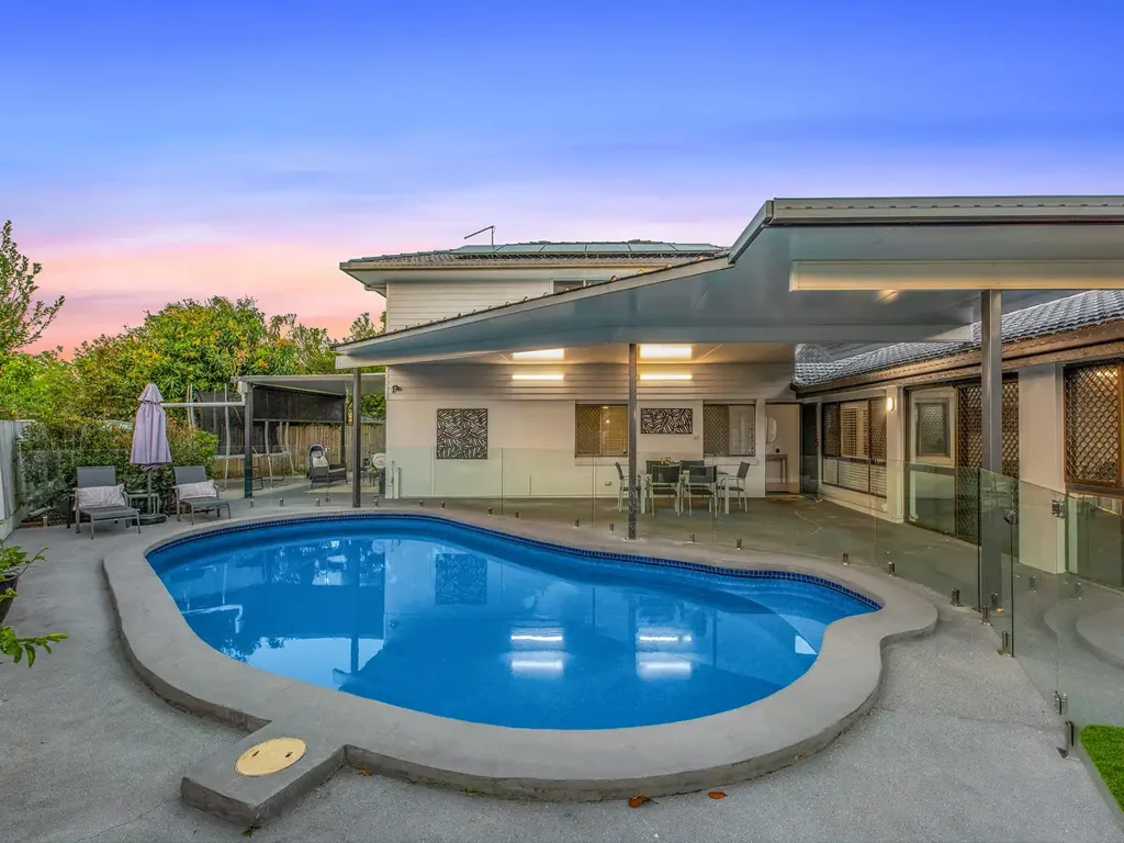 Jamboree Heights 4房 安静死巷私享 精致花园环绕 独立granny flat 闪亮泳池 多区生活空间 主卧套带浴缸 现代悬浮吧台 双车库太阳能 A Private Family Sanctuary with Dual-Living and Resort-Style Appeal