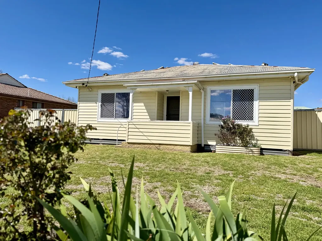 Coonabarabran 3Zimmer Tidy three-bedroom clad home in a highly convenient location.