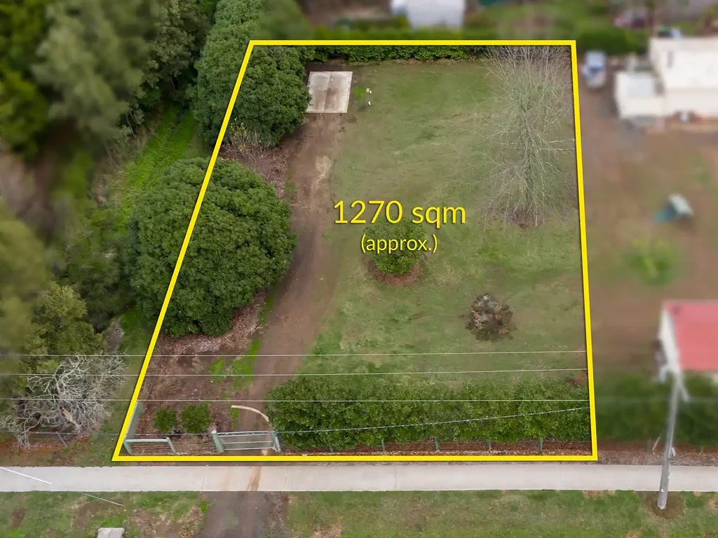Romsey  Large, Level & Fully Serviced - 1270m² (Approx.) in the Heart of Romsey