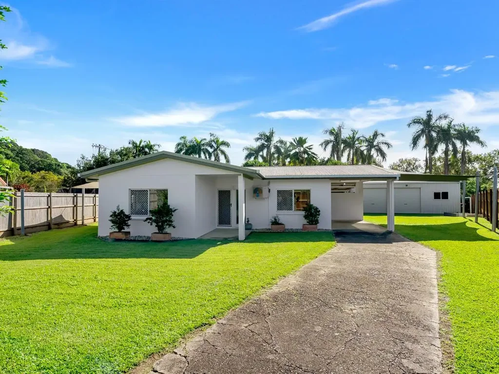 Caravonica 3Phòng ngủ The perfect starter home on 933m2 with 3 bay shed