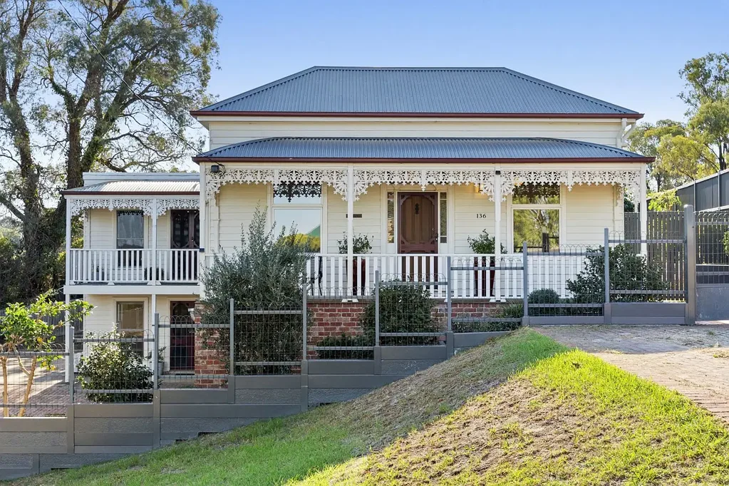 Bendigo 4ਬੈੱਡਰੂਮ Central Elegance with Modern Convenience