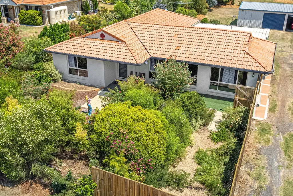 Meringandan West 3ਬੈੱਡਰੂਮ Spacious, Renovated Family Home on 2000m² with Shed, Gardens & More!